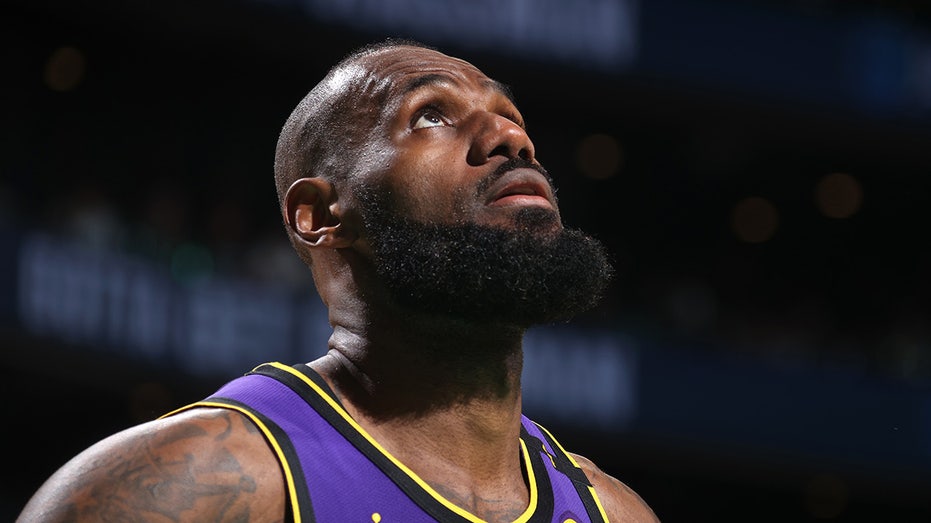 LeBron James Shrugs Off Injury Worries After Exiting Lakers' Latest Game Early: 'Not Much Concern'