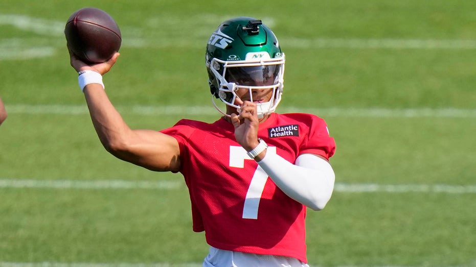Jets QB Justin Fields Carted Off with Toe Injury at Training Camp