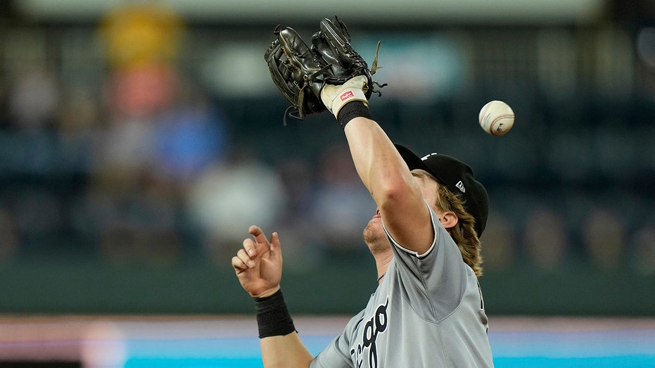 White Sox Collapse in Ninth, Lose to Royals in Little League Fashion