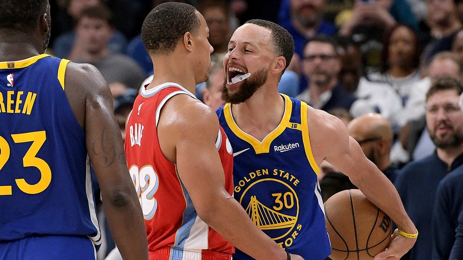 Steph Curry Drops 52 Points to Propel Warriors in Playoff Push
