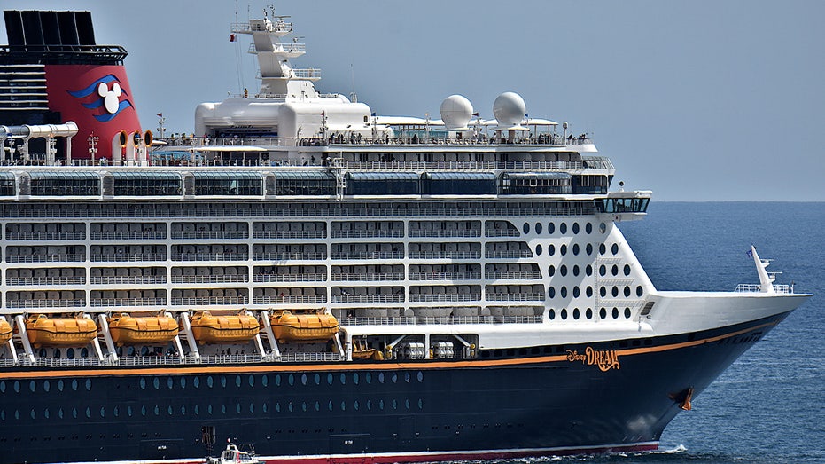 Father’s Heroic Leap Saves Daughter in Disney Cruise Porthole Accident