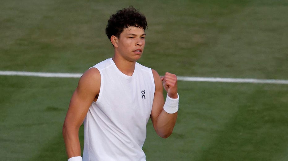 Ben Shelton’s One-Minute Wimbledon Win: Darkness Delay to Third-Round Triumph