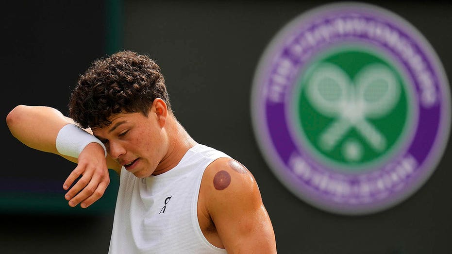 Jannik Sinner Overpowers Ben Shelton in Wimbledon Quarterfinals, Eyes Djokovic Clash