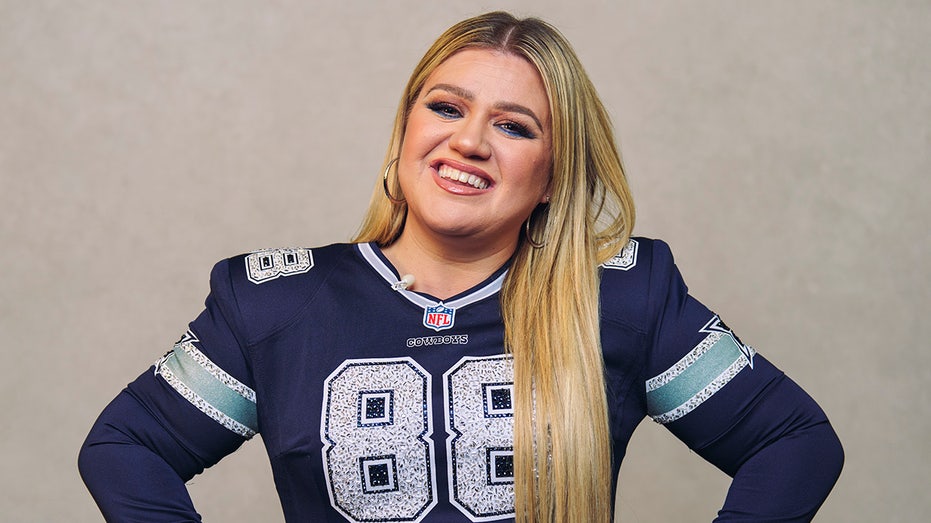 Kelly Clarkson Takes a Playful Jab at Cowboys Owner Jerry Jones