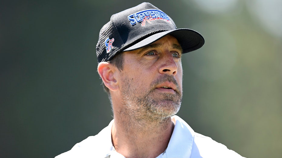 Aaron Rodgers’ Sharp Wit Shines: Cold Response to Fan at Golf Tournament
