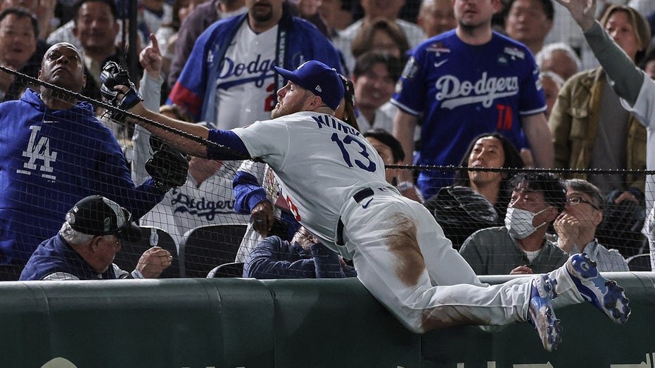Dodgers' Max Muncy Stunned as Ex-NFL QB Rodney Peete Snags Foul Ball in Tokyo