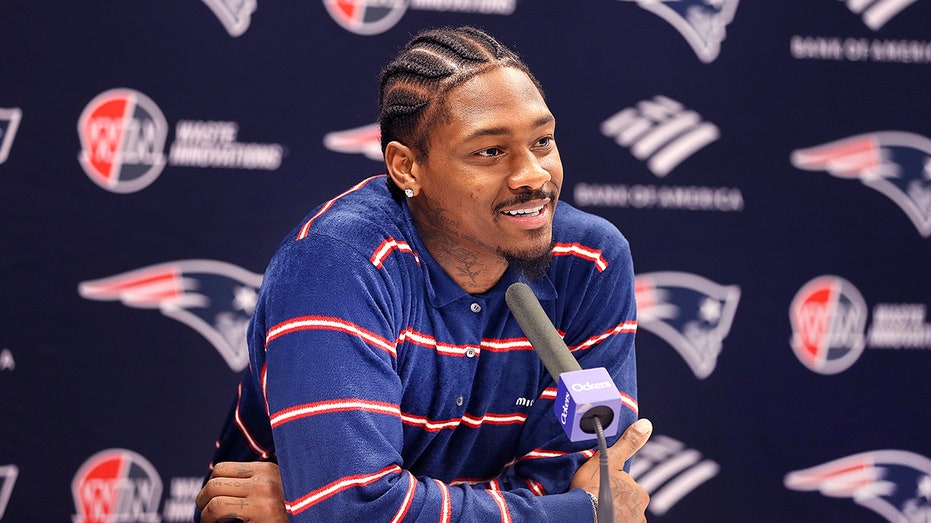 Patriots’ Vrabel Responds to Stefon Diggs’ Viral Video with Mysterious Pink Substance