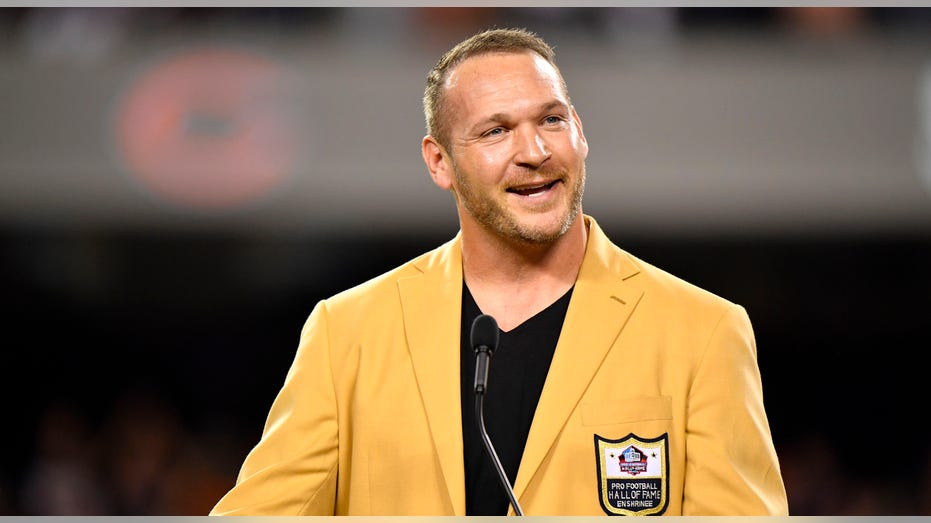 Bears’ Brian Urlacher Slams Trans Athletes in Girls’ Sports Amid Illinois Controversy