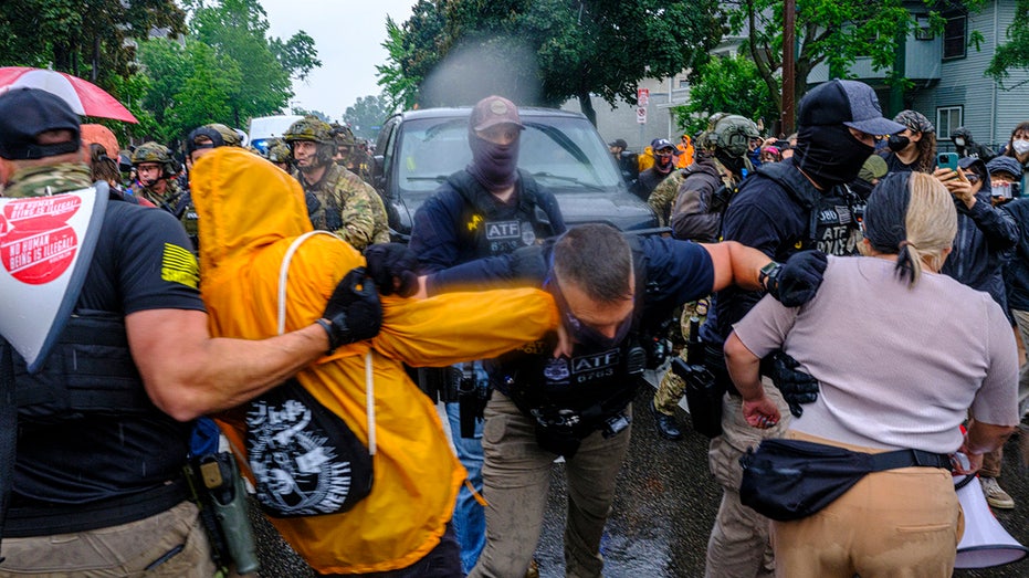 Minneapolis Protest Erupts Over False ICE Raid Rumors Amid Misinformation