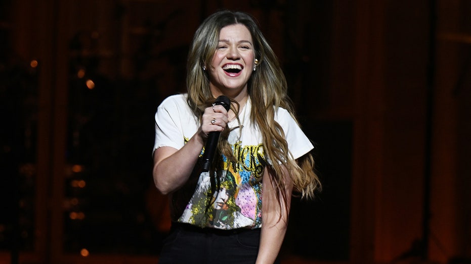Kelly Clarkson's Emotional Comeback: Tequila Toast After Canceled Vegas Show