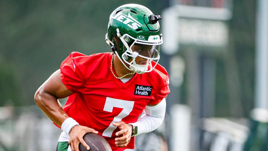 Jets QB Justin Fields Back at Training Camp After Injury Scare