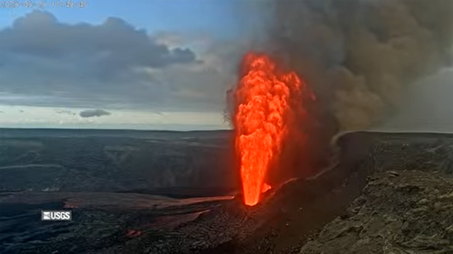 Kīlauea’s 1,000-Foot Lava Fountains Light Up Hawaii’s Night Sky