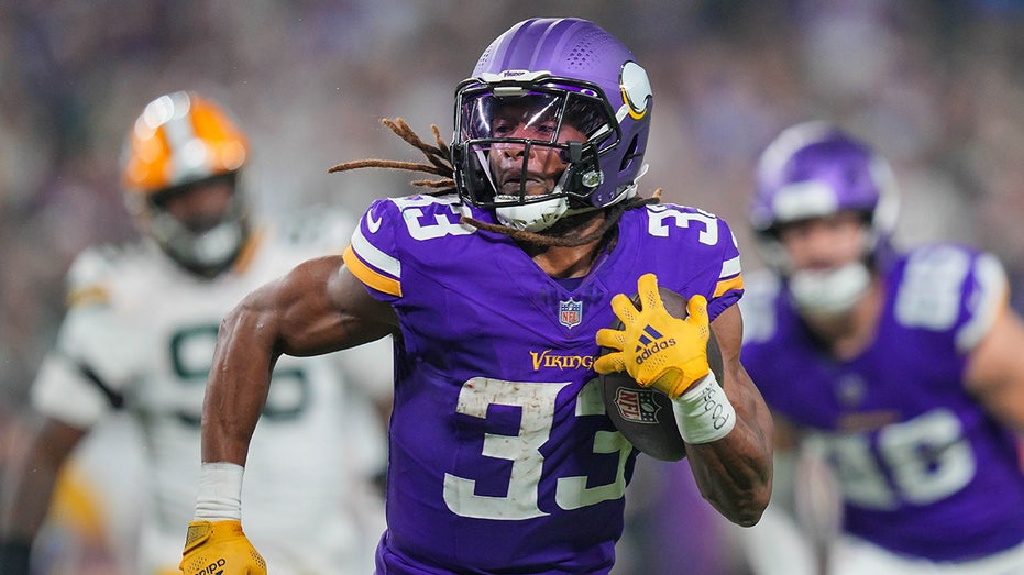 Vikings’ Aaron Jones Brushes Off Age, Jokes About Chasing Older Women in His Youth