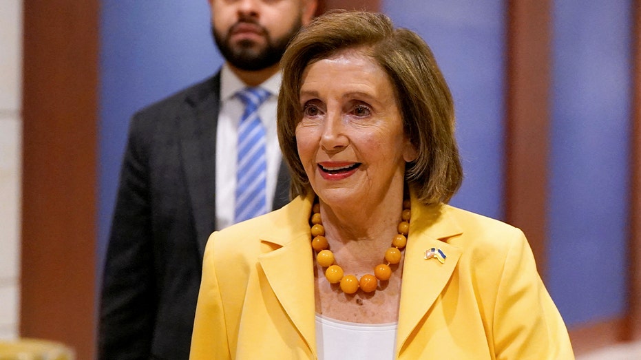 Pelosi Predicts Democratic House Win in 2026, Backs Jeffries as Speaker