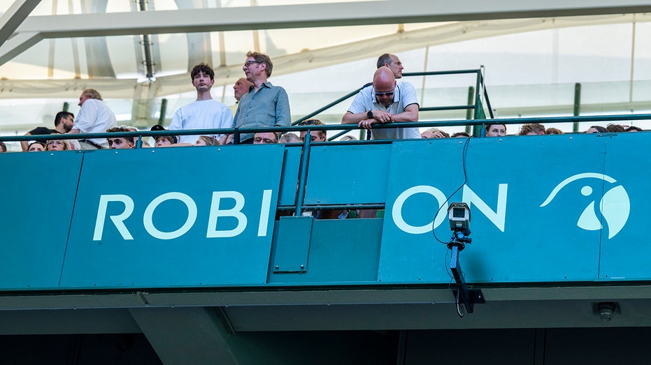 Zverev’s Heroic Pause: Tennis Star Aids Fan Struck by Falling Board at Halle Open