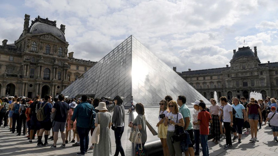 Louvre’s Sudden Closure Sparks Mona Lisa Mayhem Amid Overtourism Strike