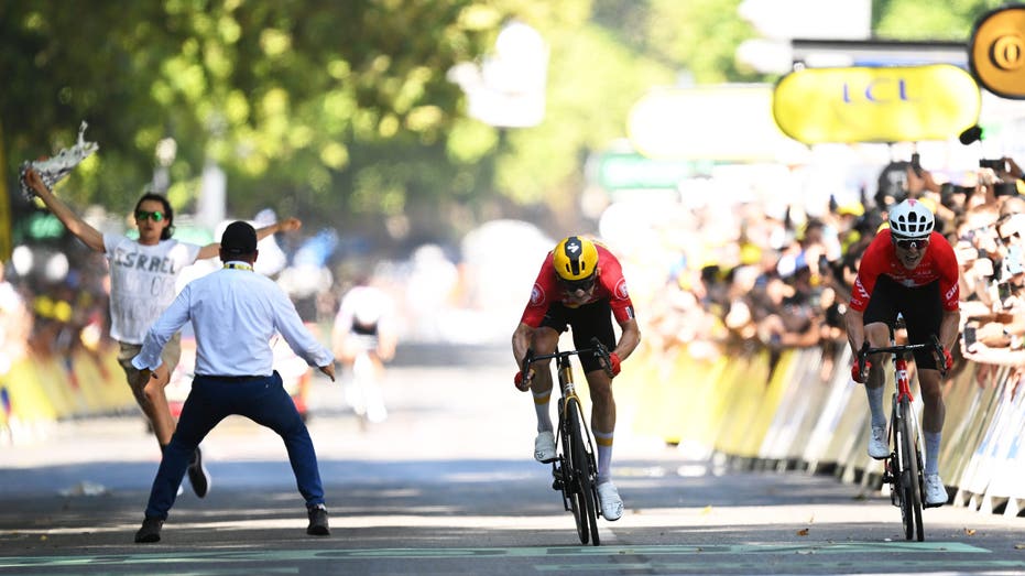 Security Guard’s Epic Tackle Halts Anti-Israel Protester at Tour de France Finish