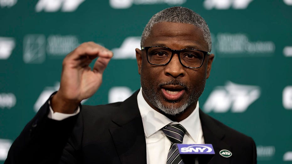Jets Coach Aaron Glenn Dodges Aaron Rodgers Drama With a Draft-Night Curveball