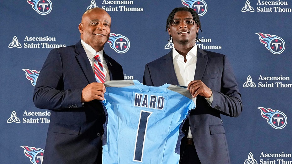 Warren Moon Surprises Titans Rookie Cam Ward With Iconic No. 1 Jersey