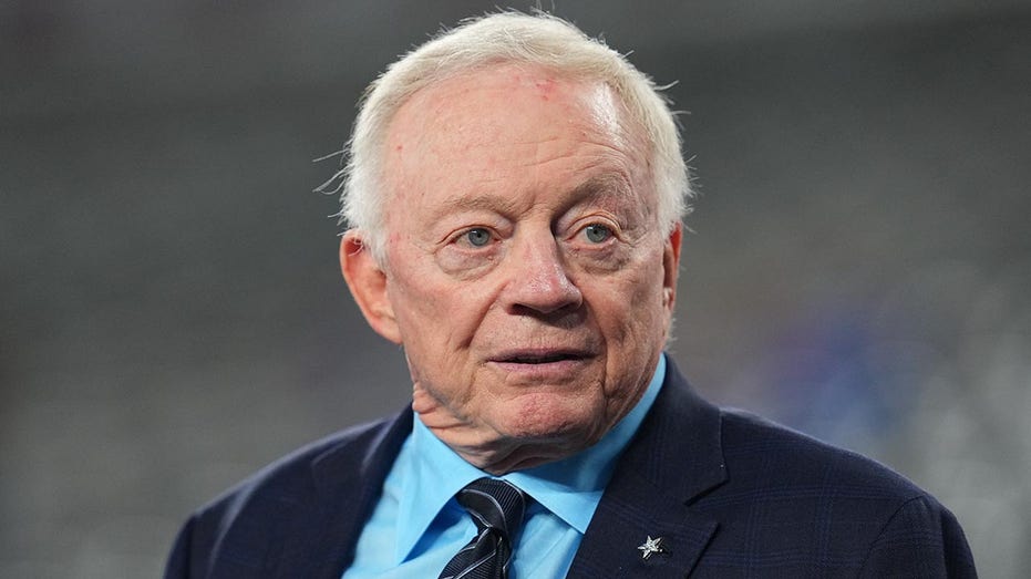 Cowboys Fans Chant 'Pay Micah!' as Jerry Jones Faces Pressure at Training Camp