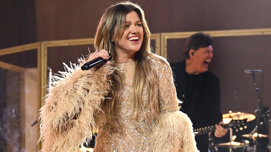 Kelly Clarkson and Daughter River Rose Shine in Heartwarming Las Vegas Duet