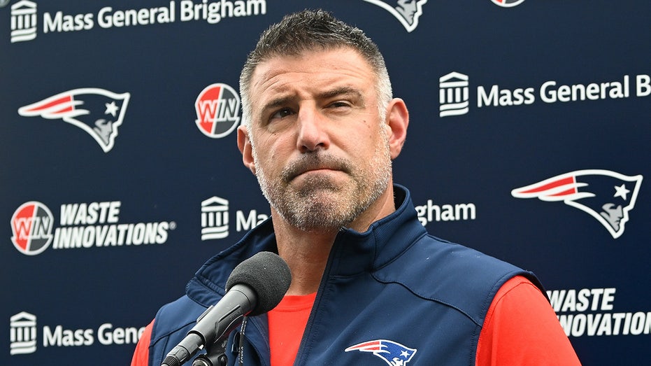 Patriots Coach Mike Vrabel Roasts Reporter for Zoning Out at Training Camp