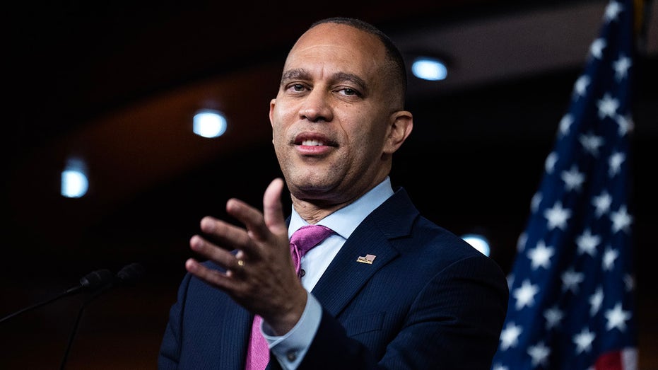Hakeem Jeffries’ Existential Dilemma: Endorse Zohran Mamdani for NYC Mayor?