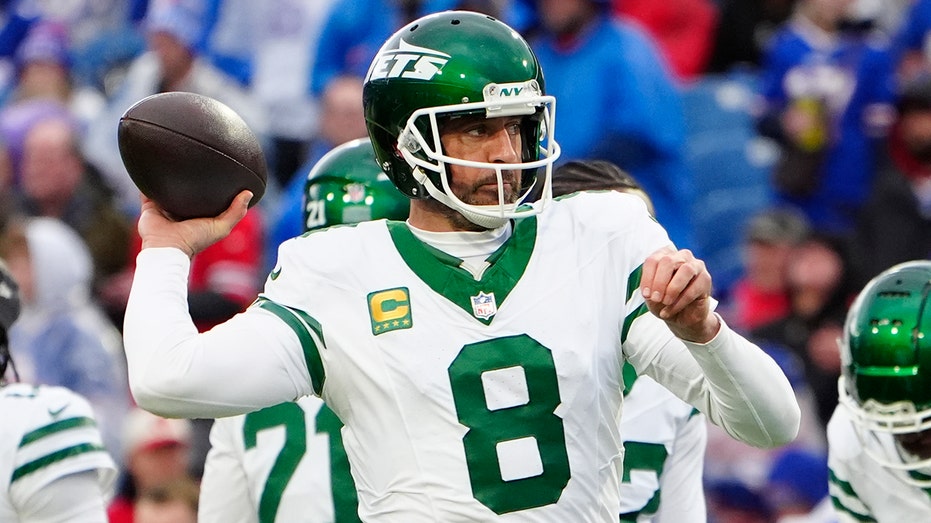 Raiders Star Hopes Aaron Rodgers Plays in Las Vegas in 2025