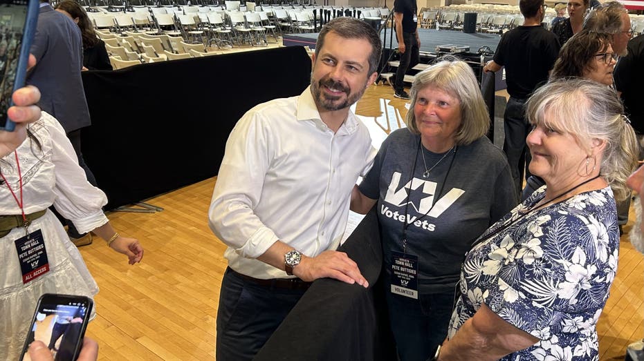 Buttigieg Questions Biden’s 2024 Run, Eyes 2028 in Iowa Visit