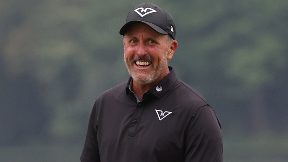 Phil Mickelson Wows Crowd with Unbelievable Shot at LIV Golf Tournament in Virginia