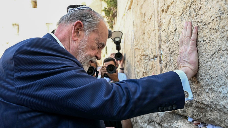 Huckabee Delivers Trump’s Handwritten Prayer for Peace at Jerusalem’s Western Wall